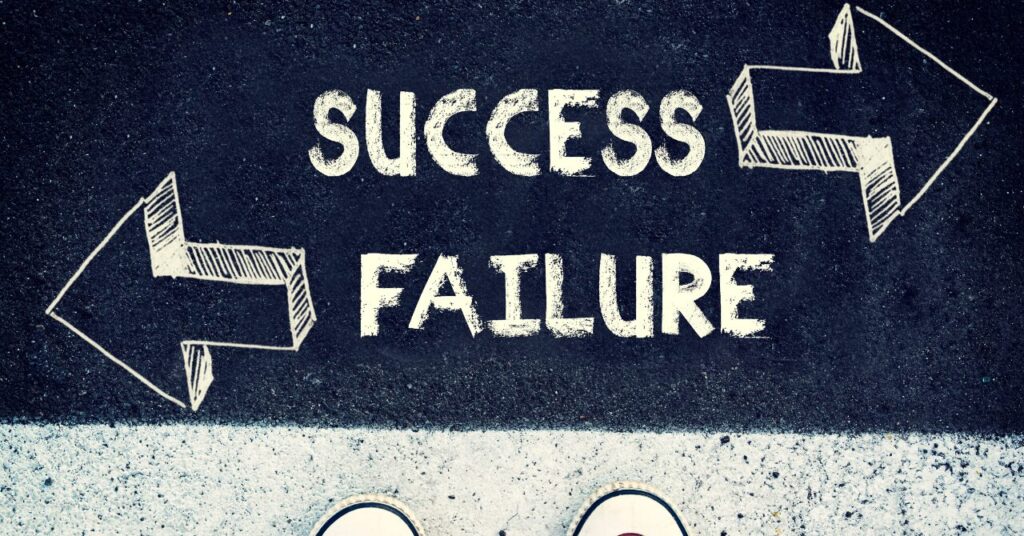 成功と失敗の分かれ道を示す足元の写真。学びと改善を象徴するイメージ