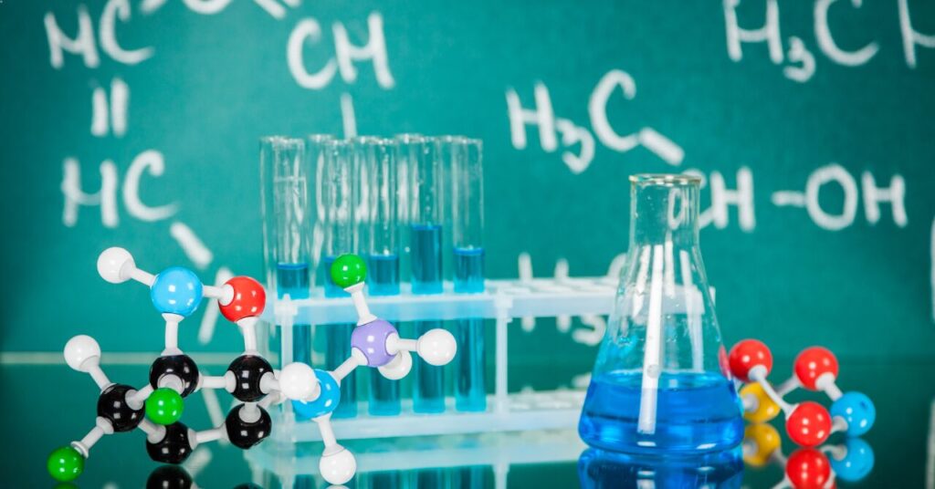 化学実験をイメージした研究室の写真。試験管やフラスコ、分子模型が並び、科学的根拠や医療的視点を象徴している。