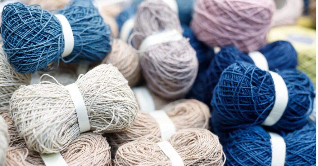 さまざまな色の糸玉が並んでいる写真。リカバリーウェアの機能が糸の段階から練り込まれ、洗っても効果が落ちにくい仕組みを表すイメージ画像