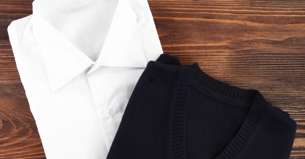 白いシャツと黒いニットを並べた写真|オシャレ着と一緒にベネクスを洗う場合のイメージ
