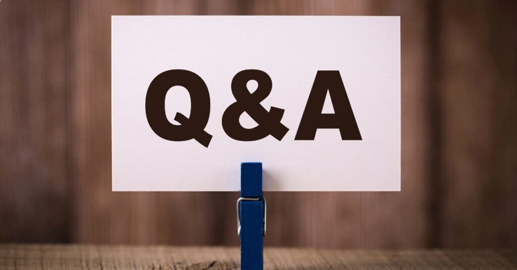 木製の背景に「Q&A」と書かれたカードが立てられている写真。リカバリーウェアに関するよくある質問コーナーをイメージしたイメージ画像。