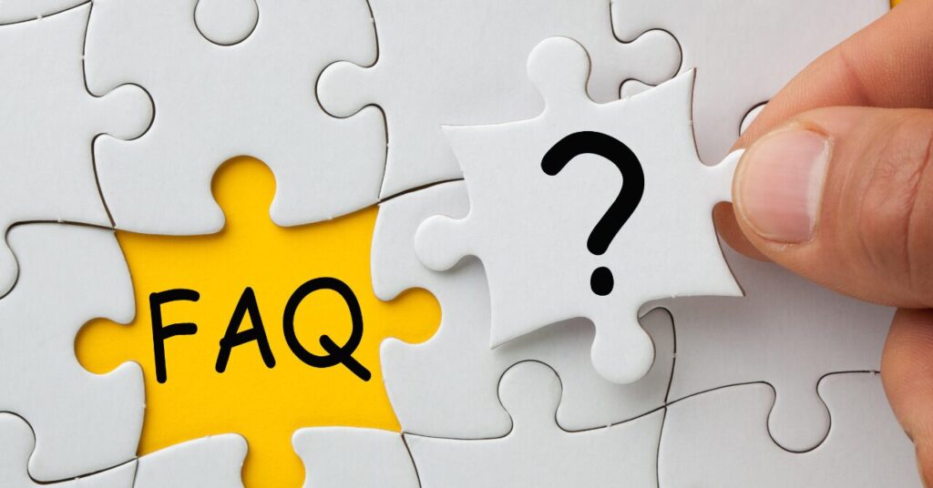 白いパズルの中に「FAQ」と「?」の文字が見える画像。リカバリーウェアに関するよくある質問コーナーをイメージ。