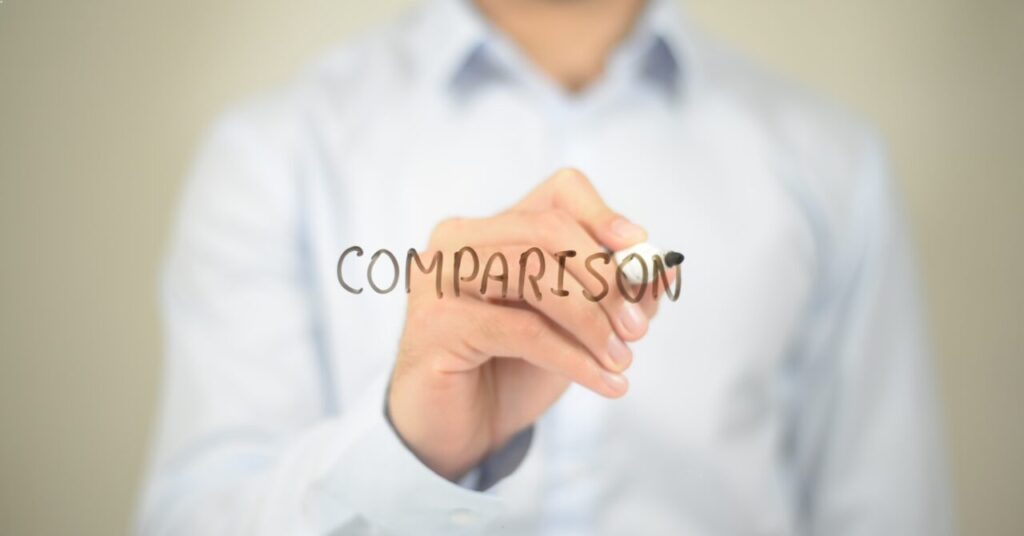 リカバリーウェアのブランドや素材ごとの違いを比較するイメージとして、COMPARISONと手書きされた画像。