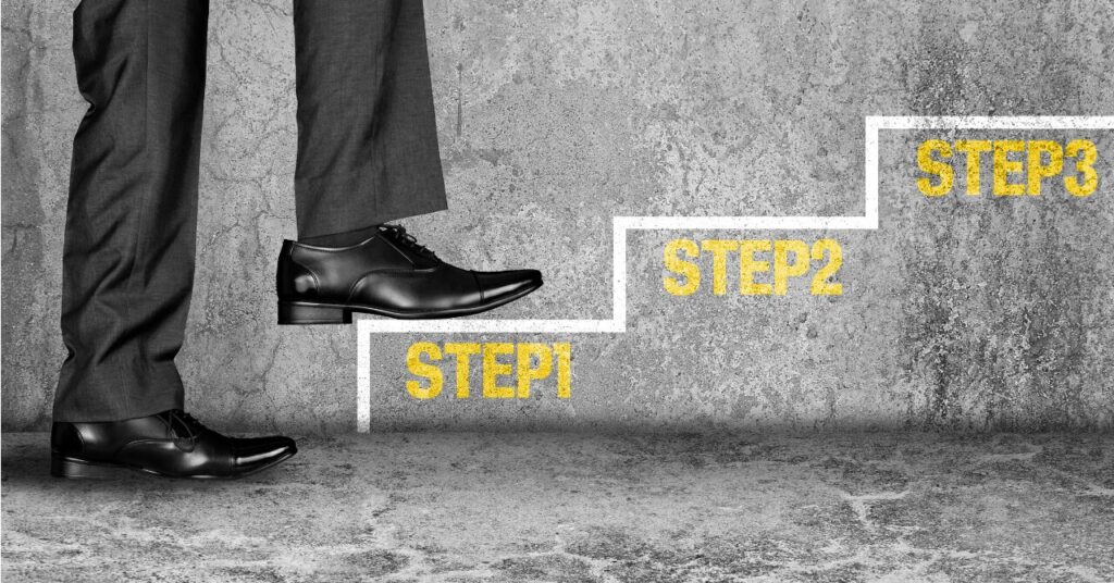 STEP1・STEP2・STEP3と書かれた階段を、男性が一段ずつ上がっていく様子を示す画像。リカバリーウェアの効果を感じるための3ステップを説明するイメージ。