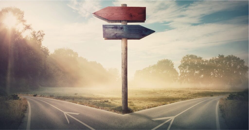 左右に道が分かれる分岐点と案内板の写真。リカバリーウェアが向いている人と向いていない人を“悩みの深さで選ぶ”という判断のイメージを表した見出し画像