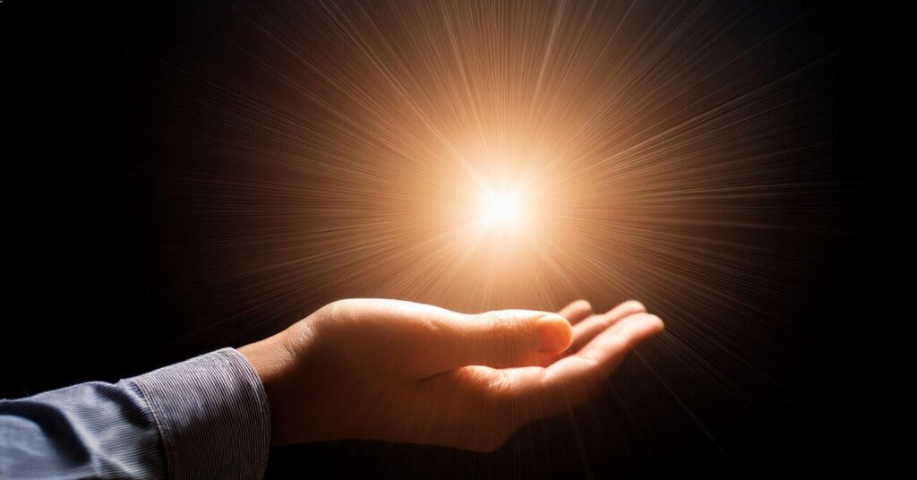 手のひらに光が集まり、特別な1着を選び抜くイメージを表した写真